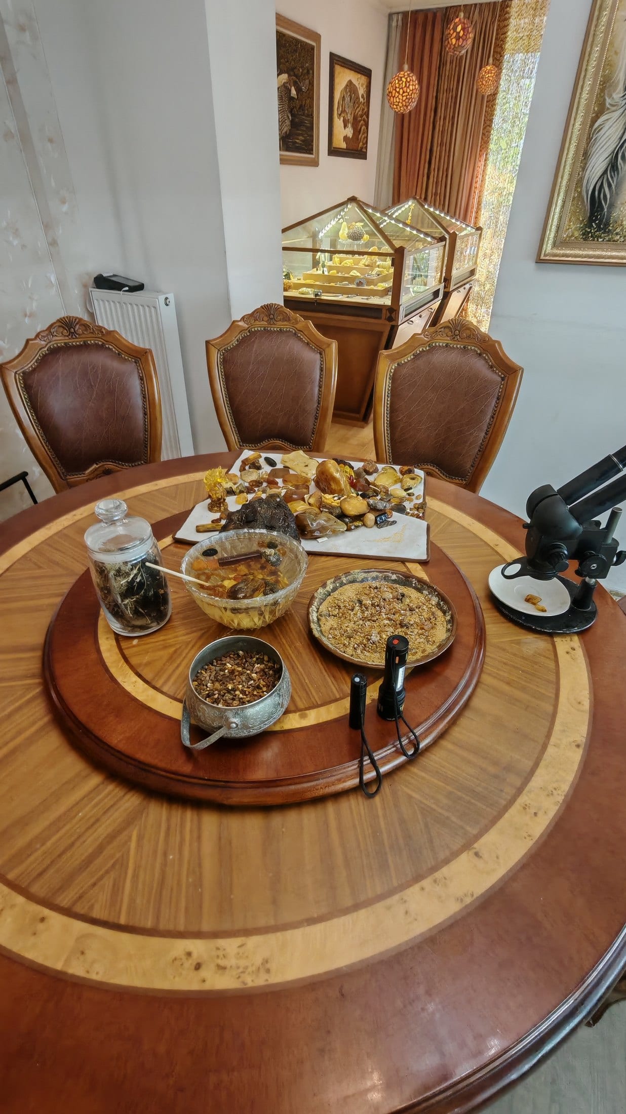 Экскурсионный стол с образцами янтаря, микроскопом и инструментами